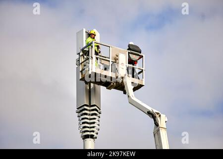 5G Telefonmast im Bau in Tameside GTR Manchester Stockfoto