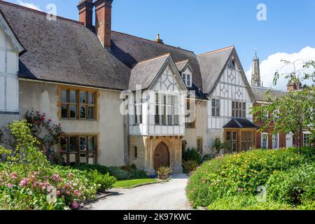 Die historischen Cottages von Gloucester Cathedral, College Green, Gloucester, Gloucestershire, England, Vereinigtes Königreich Stockfoto