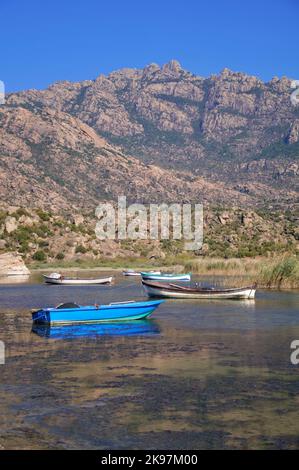 Fischerboote vertäut am Ufer des Bafa See in der Türkei. Stockfoto