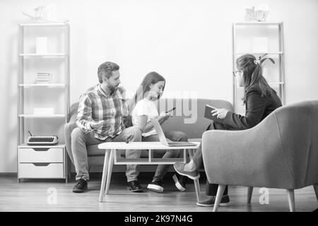 Psychologe geben Familientherapie für Vater und Telefon süchtig Tochter Mädchen, Familie Stockfoto