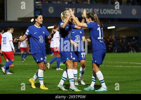 London, Großbritannien. 26. Oktober 2022. London, England, 26. 2022. Dezember: Pernille Harder (23 Chelsea) erzielt während des UEFA Womens Champions League Group A-Spiels zwischen Chelsea und Vllaznia in Kingsmeadow, London, England, die 3. Tore der ersten Hälfte des Jahres 3-0. PS (Pedro Soares/SPP) Credit: SPP Sport Press Photo. /Alamy Live News Stockfoto