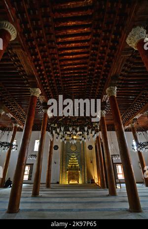 Arslanhane Moschee in Ankara, Türkei, und das Grab daneben sind Strukturen aus dem 13.. Jahrhundert. Stockfoto