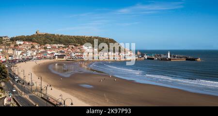 Panoramablick auf Scarborough South Bay und den Hafen, North Yorkshire, England, Großbritannien Stockfoto