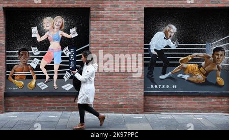 Ein Wandgemälde, das den Führungswettbewerb der Konservativen Partei zwischen Liz Truss und Rishi Sunak in der Hill Street in Belfast, Nordirland, zeigt Stockfoto