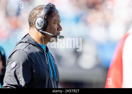 Charlotte, NC, USA. 23. Oktober 2022. Carolina Panthers Cheftrainer Steve Wilks während des zweiten Quartals des NFL-Matchup in Charlotte, NC. (Scott Kinser/Cal Sport Media). Kredit: csm/Alamy Live Nachrichten Stockfoto