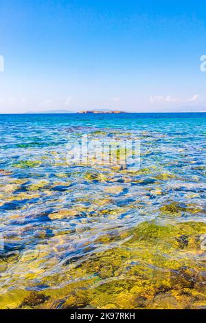 Schöner Kavouri Strand und Bucht mit türkisblauem Wasser und Natur in Voula Vouliagmeni Attica Griechenland. Stockfoto