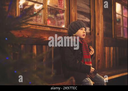 Holzhütte Für Weihnachtsbaum-Knaben-Kekse Stockfoto