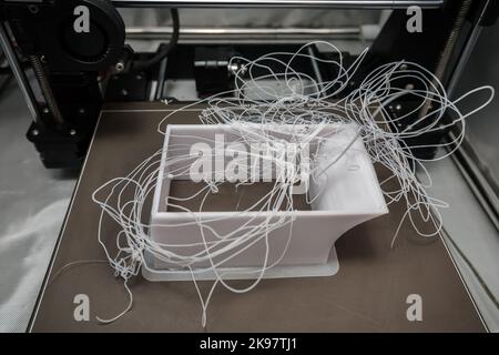 3D fehlgeschlagener Druck von PETG-Filament auf einem satinierten Metallblech. Stockfoto