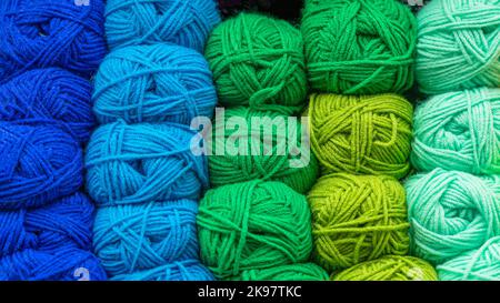 Kugeln aus mehrfarbigem Garn aus der Nähe. Konzept der Nadelarbeit, Stricken, handgefertigt Stockfoto