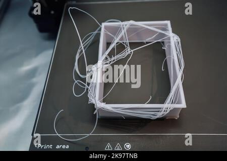 Lagentrennung eines fehlgeschlagenen 3D-Drucks aufgrund falscher Druckereinstellungen. Stockfoto