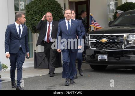 26. Oktober 2022, Washington, Distric of Columbia, USA: Der israelische Präsident ISAAC HERZOG kommt heute, am 26. Oktober 2022, zu einer Pressekonferenz über den Iran, die COP 27 und das Seegrenzabkommen zwischen Israel und dem Libanon im Stake Out/Weißen Haus in Washington DC, USA. (Bild: © Lenin Nolly/ZUMA Press Wire) Stockfoto