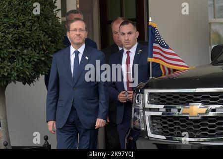 26. Oktober 2022, Washington, Distric of Columbia, USA: Der israelische Präsident ISAAC HERZOG kommt heute, am 26. Oktober 2022, zu einer Pressekonferenz über den Iran, die COP 27 und das Seegrenzabkommen zwischen Israel und dem Libanon im Stake Out/Weißen Haus in Washington DC, USA. (Bild: © Lenin Nolly/ZUMA Press Wire) Stockfoto