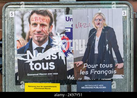 Illustration der zweiten Runde der Präsidentschaftswahlen in Frankreich mit Graffiti, mit Stimmzetteln des amtierenden Präsidenten Emmanuel Macron (LREM) Stockfoto