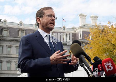 26. Oktober 2022, Washington, District of Columbia, USA: Israels Präsident ISAAC HERZOG spricht heute auf einer Pressekonferenz am 26. Oktober 2022 im Stake Out/Weißen Haus in Washington DC, USA, über den Iran, die COP 27 und das Seegrenzabkommen zwischen Israel und dem Libanon. (Bild: © Lenin Nolly/ZUMA Press Wire) Stockfoto