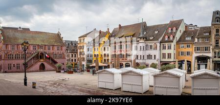 Mulhouse, Alsace, Frankreich, 20 april 2022 - Alte traditionelle Gebäude Stockfoto