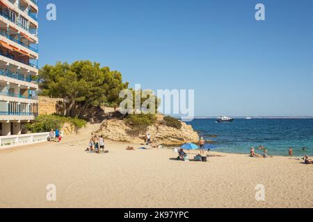 Palma de Mallorca, Spanien - der 19. 2022. September: Menschen genießen einen Septembernachmittag am Sandstrand in Magaluf, Palma, Spanien Stockfoto