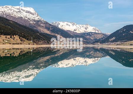 Panoramablick auf den See in den Bergen. Mit dem Dorf Reschen in Südtirol, Südtirol, Trentino-Südtirol, Italien, Europa Stockfoto