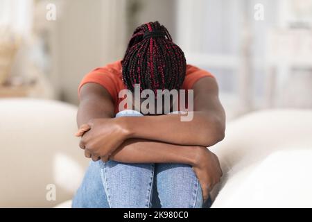 Geistiger Zusammenbruch. Porträt Einer Verärgerten Jungen Afroamerikanischen Frau, Die Zu Hause Weint Stockfoto