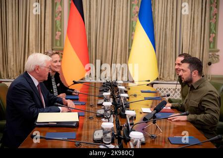 Kiew, Ukraine. 25. Oktober 2022. Ukrainischer Präsident Wolodymyr Zelenskyy bei bilateralen Gesprächen mit dem deutschen Präsidenten Frank-Walter Steinmeier, links, am 25. Oktober 2022 im Mariinsky-Palast in Kiew, Ukraine. Quelle: Ukrainische Präsidentschaft/Ukrainische Präsidentschaft/Alamy Live News Stockfoto