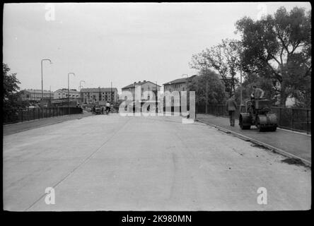 Asphaltierung auf dem Gehweg beim neu gebauten Drottningbron in Linköping. Stockfoto