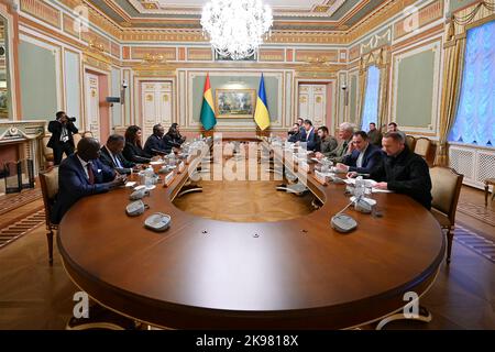 Kiew, Ukraine. 26. Oktober 2022. Guinea-Bissau-Präsident Umaro Sissoco Embalo, Linke und Delegation während eines erweiterten bilateralen Treffens mit dem ukrainischen Präsidenten Wolodymyr Zelenskyy am 26. Oktober 2022 in Kiew, Ukraine. Quelle: Ukrainische Präsidentschaft/Ukrainische Präsidentschaft/Alamy Live News Stockfoto