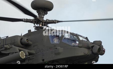 Detaillierte Nahaufnahme des Boeing Apache Attack-Hubschraubers (AH-64E ArmyAir606) der ZM707 britischen Armee, der bei einem Tiefflug nahe vorbeiflog Stockfoto