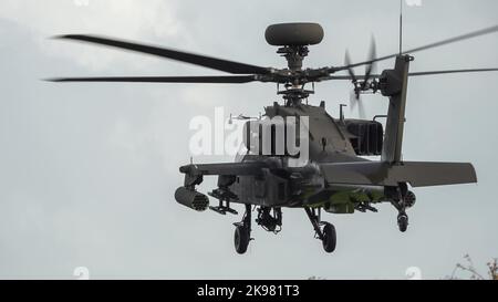 Nahaufnahme des Boeing Apache Attack-Hubschraubers (AH-64E ArmyAir606) der ZM707 britischen Armee im Tiefflug Stockfoto