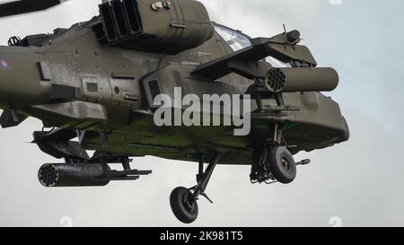 Detaillierte Nahaufnahme des Boeing Apache Attack-Hubschraubers (AH-64E ArmyAir606) der ZM707 britischen Armee, der bei einem Tiefflug nahe vorbeiflog Stockfoto