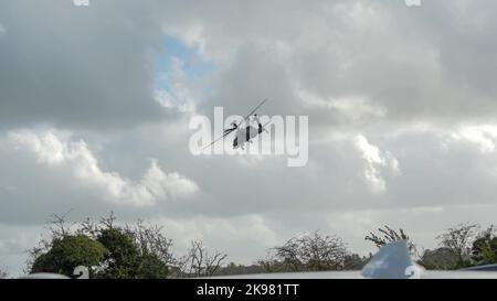 Nahaufnahme des Boeing Apache Attack-Hubschraubers (AH-64E ArmyAir606) der ZM707 britischen Armee im Tiefflug Stockfoto