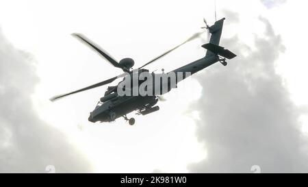 Nahaufnahme des Boeing Apache Attack-Hubschraubers (AH-64E ArmyAir606) der ZM707 britischen Armee im Tiefflug Stockfoto