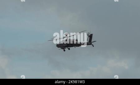 Nahaufnahme des Boeing Apache Attack-Hubschraubers (AH-64E ArmyAir606) der ZM707 britischen Armee im Tiefflug Stockfoto