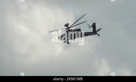 Nahaufnahme des Boeing Apache Attack-Hubschraubers (AH-64E ArmyAir606) der ZM707 britischen Armee im Tiefflug Stockfoto