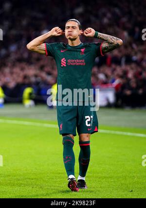 Liverpools Darwin Nunez feiert das zweite Tor ihrer Mannschaft während des Spiels der UEFA Champions League-Gruppe A in der Johan Cruyff Arena in Amsterdam, Niederlande. Bilddatum: Mittwoch, 26. Oktober 2022. Stockfoto