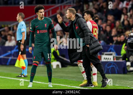 AMSTERDAM, NIEDERLANDE - 26. OKTOBER: Curtis Jones vom FC Liverpool, Assistenztrainer Pepijn Lijnders vom FC Liverpool während des Spiels der Gruppe A - UEFA Champions League zwischen Ajax und dem FC Liverpool in der Johan Cruijff Arena am 26. Oktober 2022 in Amsterdam, Niederlande (Foto: Marcel ter Bals/Orange Picles) Stockfoto