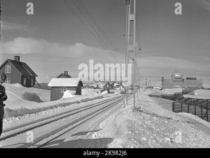 Der Bahnhof Vassijaure wurde 1902 erbaut. Im Zusammenhang mit der Elektrifizierung der Strecke wurde der Bahnhof 1913 in das neu errichtete Trafohaus verlegt. Stockfoto