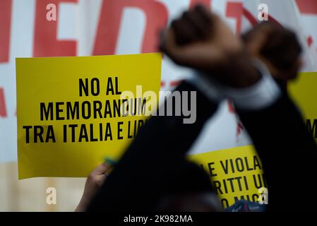 Rom, Italien. 26. Oktober 2022. Ein Plakat gegen die Erneuerung des Italien-Libyen-Memorandums. Der italienische Staat hat ein Abkommen mit Libyen unterzeichnet, um den libyschen Behörden wirtschaftliche Hilfe und technische Unterstützung zu leisten, um den Schmuggel von Migranten über das Mittelmeer zu verringern. Kredit: SOPA Images Limited/Alamy Live Nachrichten Stockfoto