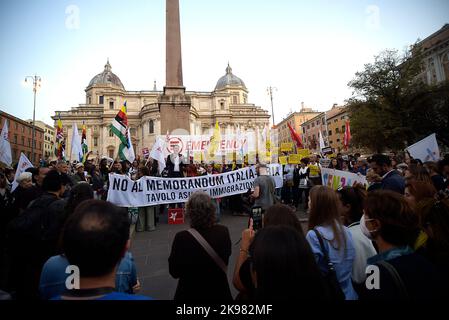 Rom, Italien. 26. Oktober 2022. Während der Demonstration gegen die Erneuerung des Italien-Libyen-Memorandums halten die Demonstranten ein Banner. Der italienische Staat hat ein Abkommen mit Libyen unterzeichnet, um den libyschen Behörden wirtschaftliche Hilfe und technische Unterstützung zu leisten, um den Schmuggel von Migranten über das Mittelmeer zu verringern. Kredit: SOPA Images Limited/Alamy Live Nachrichten Stockfoto