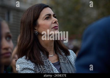 Rom, Italien. 26. Oktober 2022. Laura Boldrini, Abgeordnete der Demokratischen Partei, wird während der Demonstration gegen die Erneuerung des Italien-Libyen-Memorandums gesehen. Der italienische Staat hat ein Abkommen mit Libyen unterzeichnet, um den libyschen Behörden wirtschaftliche Hilfe und technische Unterstützung zu leisten, um den Schmuggel von Migranten über das Mittelmeer zu verringern. (Foto von Vincenzo Nuzzolese/SOPA Images/Sipa USA) Quelle: SIPA USA/Alamy Live News Stockfoto