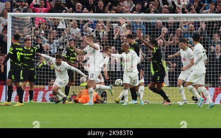 London, Großbritannien. 26. Oktober 2022. Rodrigo Bentancur von Tottenham Hotspur feiert sein Tor während des UEFA Champion League Fußballmatches Gruppe D zwischen Tottenham Hotspur und Sporting Lisbon im Tottenham Hotspur Stadium in London, Großbritannien, am 26.. Oktober 2022. Quelle: Action Foto Sport/Alamy Live News Stockfoto