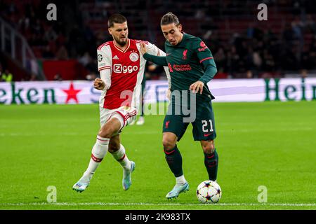 AMSTERDAM, NIEDERLANDE - 26. OKTOBER: Florian Grillitsch von Ajax, Kostas Tsimikas vom FC Liverpool während des Spiels der Gruppe A - UEFA Champions League zwischen Ajax und dem FC Liverpool in der Johan Cruijff Arena am 26. Oktober 2022 in Amsterdam, Niederlande (Foto: Marcel ter Bals/Orange Picles) Stockfoto