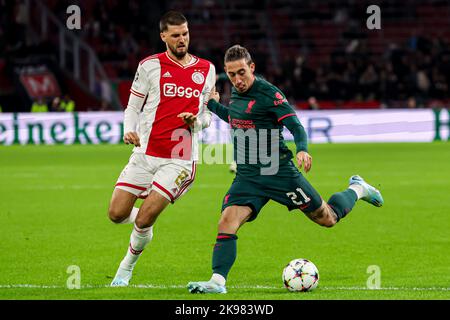 AMSTERDAM, NIEDERLANDE - 26. OKTOBER: Florian Grillitsch von Ajax, Kostas Tsimikas vom FC Liverpool während des Spiels der Gruppe A - UEFA Champions League zwischen Ajax und dem FC Liverpool in der Johan Cruijff Arena am 26. Oktober 2022 in Amsterdam, Niederlande (Foto: Marcel ter Bals/Orange Picles) Stockfoto
