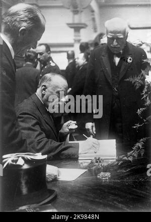 1929, als Barcelona die Weltausstellungen organisierte, entschieden sie sich, den Ausstellungsbereich in Montjuïc zu platzieren. Viele der Gebäude sind noch vorhanden und werden heute für Museen und Ausstellungshallen genutzt. Hier sind Barcelonas Ausstellungshallen, Kataloniens Nationalmuseum Museu Nacional D'Art de Catalunya und Poble Espanyol, eine Art Freiluftmuseum verschiedener spanischer Architekturstile, an der schwedischen SJ in Spanien teilgenommen hat Stockfoto