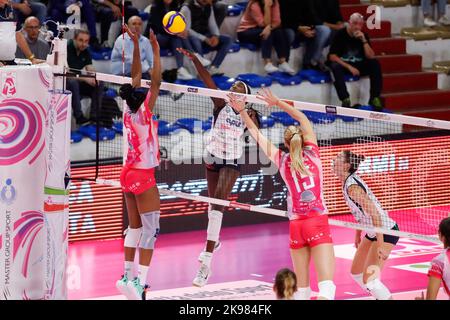 Adhu Malual (Volley Casalmaggiore) während der TrasportiPesanti Casalmaggiore gegen Vero Volley Monza, Volleyball Italienische Serie A1 Frauenspiel in Casalmaggiore (CR), Italien, Oktober 26 2022 Stockfoto