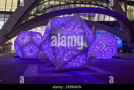 London, Großbritannien. 26.. Oktober 2022. Skulpturen von HYBYCOZO, dem Atelier der Kanadierin Serge Beaulieu und der Ukrainerin Yelena Filipchuk, neben dem Citypoint. Die Kunstinstallationen sind Teil des diesjährigen IlluminoCity Light Festivals The City of London, dem Finanzdistrikt der Hauptstadt. Kredit: Vuk Valcic/Alamy Live Nachrichten Stockfoto