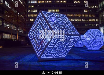 London, Großbritannien. 26.. Oktober 2022. Skulpturen von HYBYCOZO, dem Atelier der Kanadierin Serge Beaulieu und der Ukrainerin Yelena Filipchuk, neben dem Citypoint. Die Kunstinstallationen sind Teil des diesjährigen IlluminoCity Light Festivals The City of London, dem Finanzdistrikt der Hauptstadt. Kredit: Vuk Valcic/Alamy Live Nachrichten Stockfoto