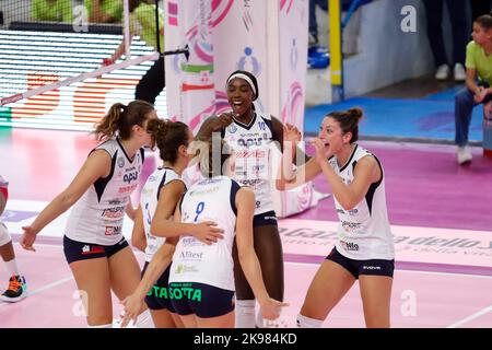 Volley Casalmaggiore Spieler feiern während der TrasportiPesanti Casalmaggiore gegen Vero Volley Monza, Volleyball Italienische Serie A1 Frauenspiel in Casalmaggiore (CR), Italien, Oktober 26 2022 Stockfoto