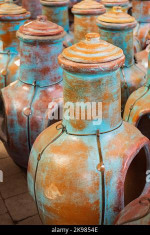 Chiminea. Mexikanische Chimineen auf dem lokalen Marktplatz. Niemand, Straßenfoto, Reisefoto, selektiver Fokus Stockfoto