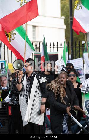 Westminster, London, Großbritannien. 26.. Oktober 2022. Demonstranten waren heute vor der Downing Street Nr. 10, um gegen den Tod des 22-jährigen Mahsa Amini und die Tötungen im Iran zu protestieren. Sie fordern die britische Regierung auf, Maßnahmen zu ergreifen, um die Freiheit im Iran zu gewährleisten. Mindestens 234 Demonstranten sollen von Sicherheitskräften im Iran getötet worden sein. Quelle: Maureen McLean/Alamy Live News Stockfoto