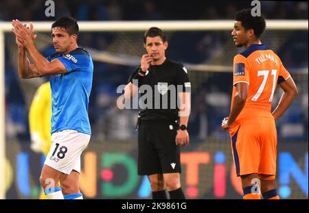 Napoli's Giovanni Simeone (links) feiert das erste Tor des Spiels ihrer Mannschaft, während Malik Tillman der Rangers im Stadio Diego Armando Maradona in Neapel, Italien, im Kampf Der UEFA Champions League-Gruppe A niedergeschlagen wirkt. Bilddatum: Mittwoch, 26. Oktober 2022. Stockfoto