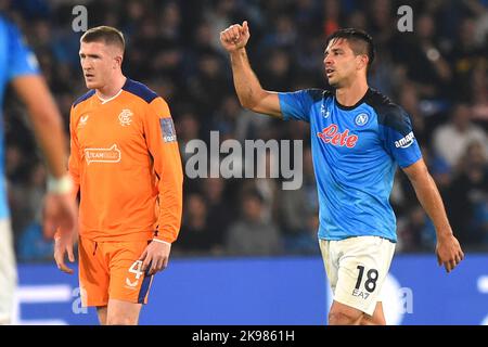 Napoli's Giovanni Simeone (rechts) feiert das zweite Tor des Spiels ihrer Mannschaft, während John Lundstram der Rangers während des UEFA Champions League-Spiel der Gruppe A im Stadio Diego Armando Maradona in Neapel, Italien, niedergeschlagen aussieht. Bilddatum: Mittwoch, 26. Oktober 2022. Stockfoto